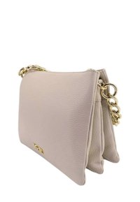 Borsa a mano in pelle beige con texture a ciottoli, dotata di una tracolla in catena dorata e un design elegante e minimalista.