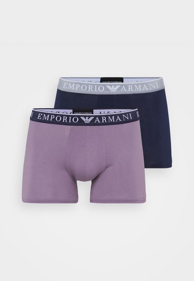 Dva para prilegajočih bokseric: en v sivkasti barvi, drugi v temno modri. Oba imata elastičen pas z blagovno znamko "Emporio Armani".