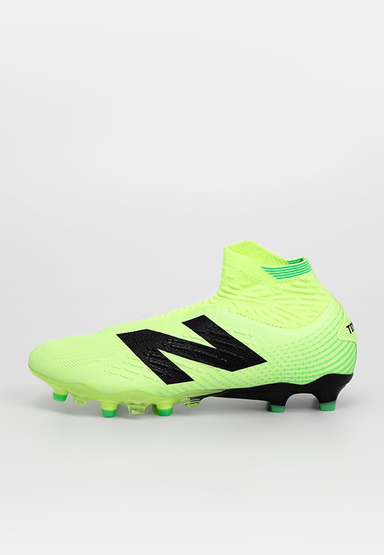 Fußballschuhe für festen Untergrund