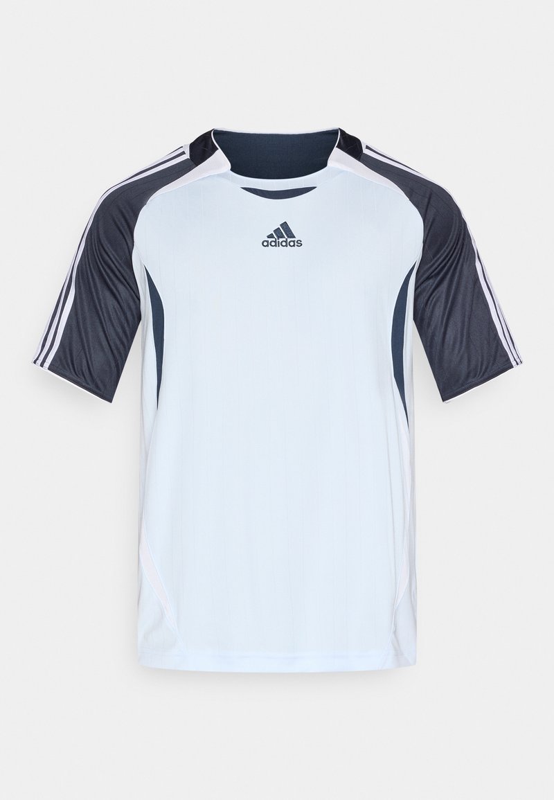 T-shirt de sport blanc avec des manches courtes bleu foncé, texture côtelée, et trois bandes blanches sur chaque épaule. Présente le logo Adidas sur la poitrine.