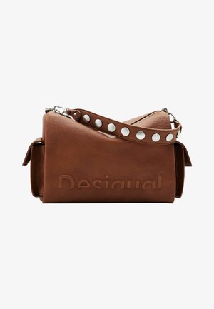 Bolso de mano de cuero marrón con texto de logotipo en relieve, con una correa desmontable con grandes tachuelas redondas plateadas.