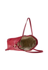 Borsa a spalla in pelle rossa con lunghe tracolle, apertura superiore con zip e fodera interna beige decorata con testo in nero.