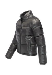 Sort, puffy, jakke med lynlås og høj krave, lavet af skinnende materiale med vandret syninger, to sidelommer og et rundt logo på ærmet.