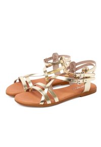 Zlaté metalické sandále s plochou podrážkou, ktoré majú viacero prekrížených popruhov a sponou na členku; jemne štruktúrovaná hnedá stielka.