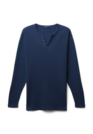 Maglietta henley a maniche lunghe di colore blu navy con un tessuto testurizzato, featuring un collo a V e quattro bottoni marroni all'apertura del collo.