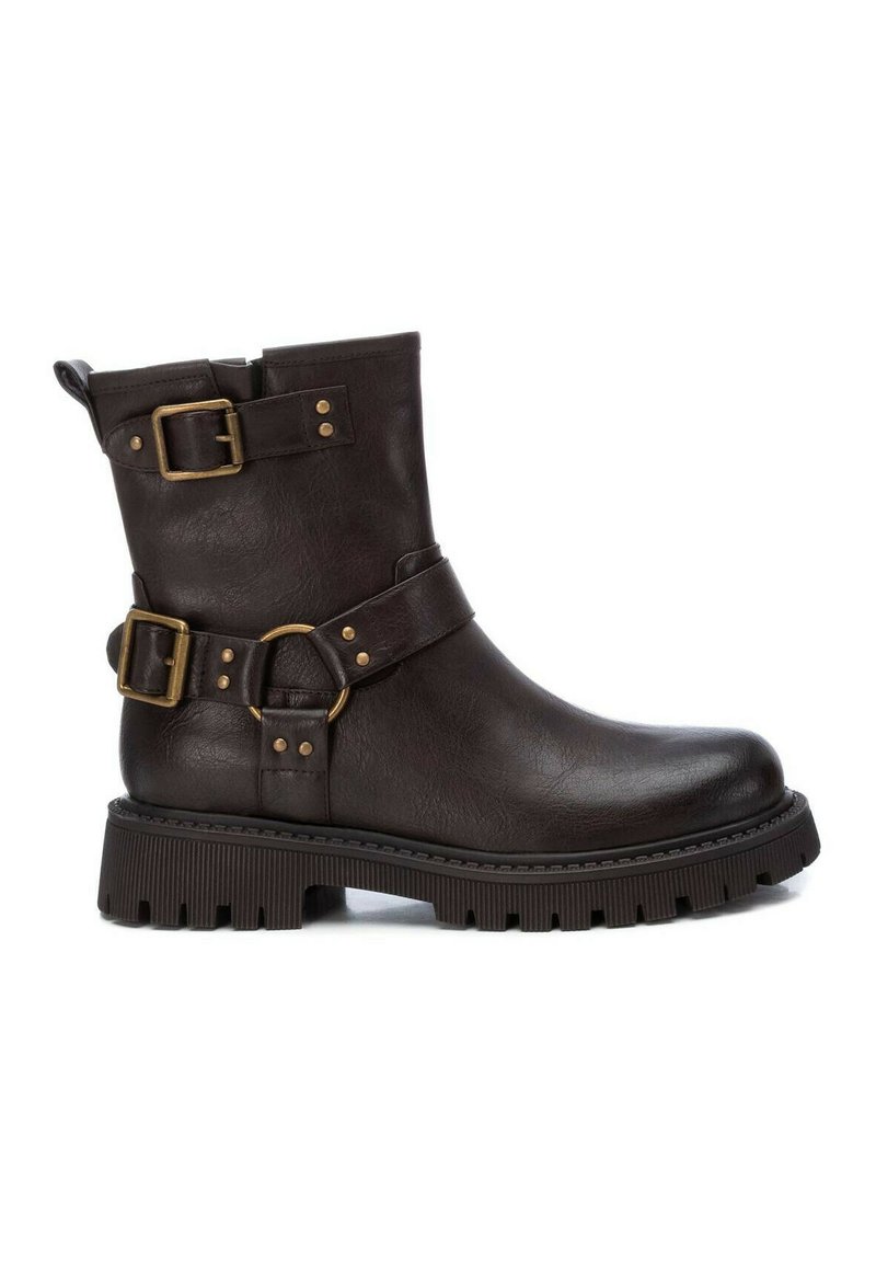 Stivale alla caviglia in pelle marrone scuro con fibbie, dettagli metallici, suola robusta e finitura testurizzata. Presenta una zip laterale per indossarlo facilmente.