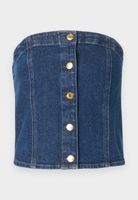 Μπλε απαστράπτουσα κορυφή από τζιν χωρίς τιράντες με κάθετες ραφές και πέντε κουμπιά από χρυσό μέταλλο κατά μήκος της μέσης μπροστά σε απλό φόντο.