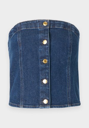 Vállpánt nélküli kék farmer crop top, függőleges varrásokkal és öt aranyszínű fémgombbal az elülső középső részen, sima háttéren.