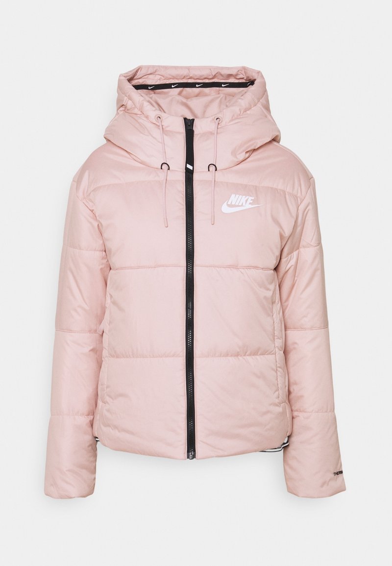Doudoune Nike rose clair avec capuche, fermeture éclair noire à l'avant, cordons et logo Nike blanc sur la poitrine.