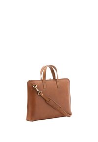 Borsa per laptop in pelle marrone con doppio manico superiore, tracolla staccabile, forma rettangolare, texture liscia e dettagli hardware minimi.