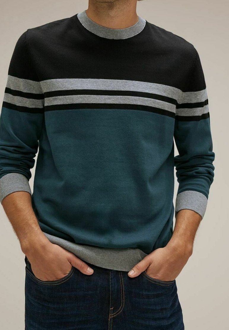 Stickad tröja i svart, grått och turkos med horisontella ränder. Rund hals, ribbade mudd och fåll. Slät textur, avslappnad passform.