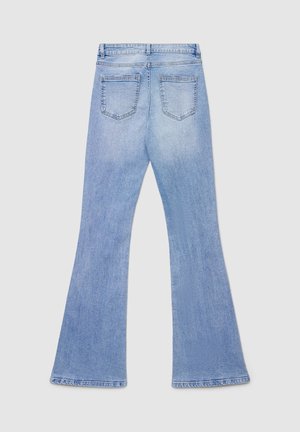 Jean évasé en denim bleu clair avec un effet délavé. Il comprend deux poches arrière et des ourlets effilochés, illustrant un design et une texture décontractés.