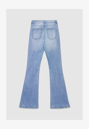 Jean évasé en denim bleu clair avec un effet délavé. Il comprend deux poches arrière et des ourlets effilochés, illustrant un design et une texture décontractés.