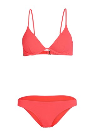Koralni bikini komplet, ki vključuje teksturirano trikotno zgornji del z nastavljivimi naramnicami in zaponko, skupaj z ujemajočimi se nizkimi hlačkami.