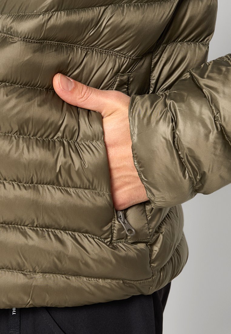 Olivenfarbener Puffer-Jacke mit gestepptem Muster. Verfügt über Reißverschlusstaschen an den Seiten und elastische Bündchen. Leichter, glänzender Stoff.