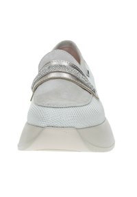 Scarpa bianca slip-on con tomaia in rete testurizzata, tacco in suede e accenti metallici argento; progettata con una suola in gomma leggera.