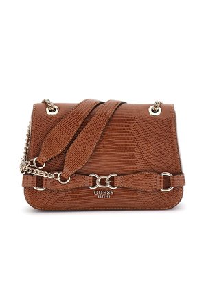 Borsa marrone con texture e motivo effetto pelle di serpente, dotata di tracolla a catena argentata, dettagli con logo e un design di chiusura sicuro.