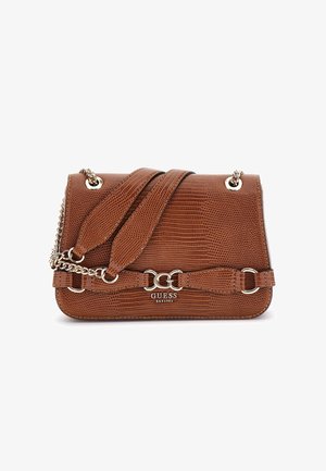 Borsa marrone con texture e motivo effetto pelle di serpente, dotata di tracolla a catena argentata, dettagli con logo e un design di chiusura sicuro.