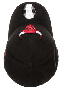 Cappello nero con un design ricamato rosso e dettagli bianchi. Il cappello ha una forma strutturata e una texture solida con fori di ventilazione.