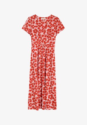 Piros virágos ruha rövid ujjal, gyűrt derékbőséggel és térd alá érő szoknyával. A minta nagy piros virágokat tartalmaz világos rózsaszín háttérrel.