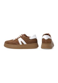Braune Wildleder-Sneaker mit weißen Lederakzenten. Verfügt über eine runde Zehenform, Schnürdesign und eine strukturierte braune Gummisohle.