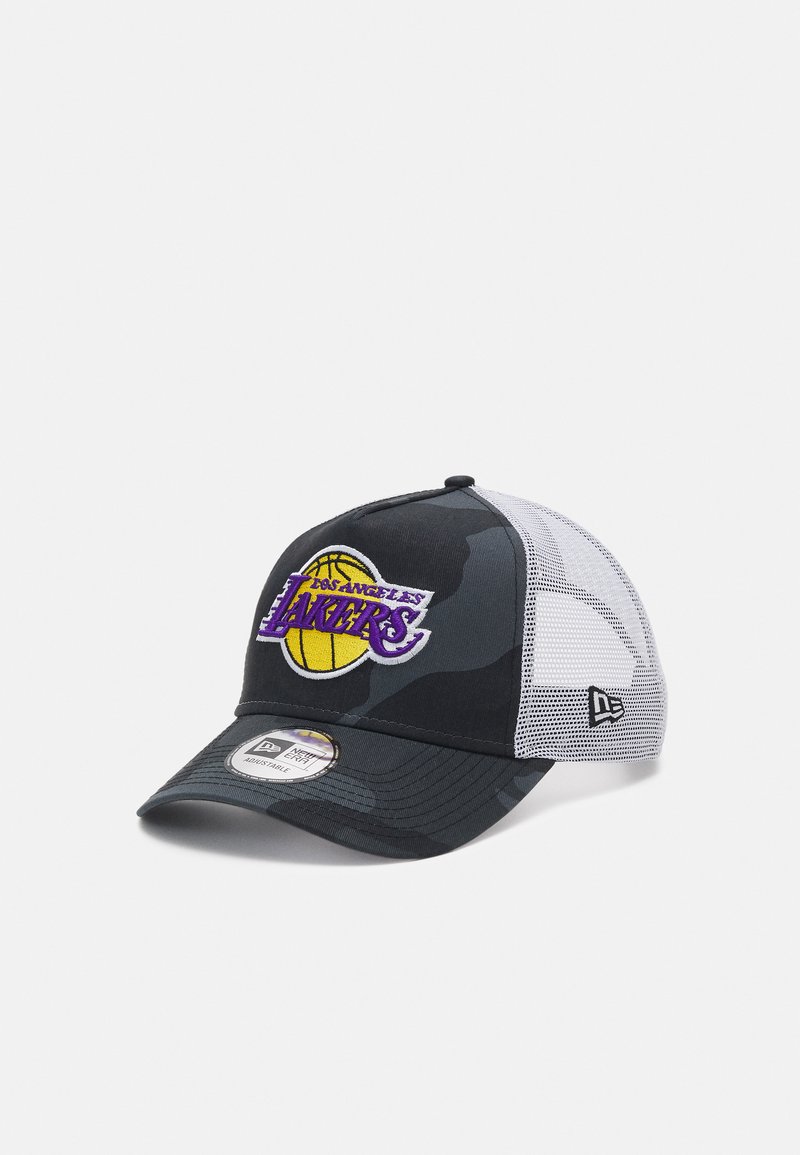 Schwarze und graue Camouflage-Trucker-Cap mit gebogenem Schirm, Mesh-Seiten und lila gesticktem "Los Angeles Lakers"-Logo auf der Vorderseite.
