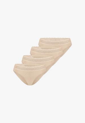 Vier beige dames-slipjes met kanten rand, diagonaal gerangschikt op een witte achtergrond.