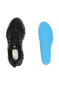 Chaussure de sport noire avec semelle texturée à côté d'une semelle intérieure amovible bleu vif distincte, vue de dessus sur fond blanc.