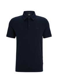 Polo marine en tissu lisse, avec un col classique, patte de boutonnage à trois boutons et logo "BOSS" discret sur la poitrine.