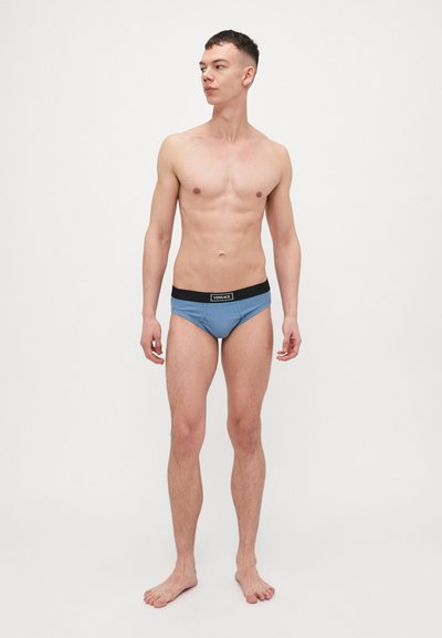 Culotte bleue pour homme avec une ceinture élastique noire arborant un logo. Le tissu semble lisse avec une coupe ajustée.