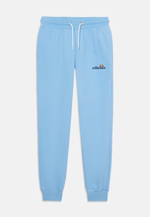Šviesiai mėlynos jogger tipo kelnės, pagamintos iš minkštos medvilnės mišinio, su elastinga juostos dalimi ir raišteliu, bei juodu logotipu kairėje šlaunies pusėje.