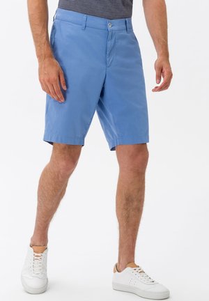 Hellblaue Shorts aus Baumwolle mit glatter Textur, versehen mit einem Knopfverschluss, Seitentaschen und einem geraden Schnitt.