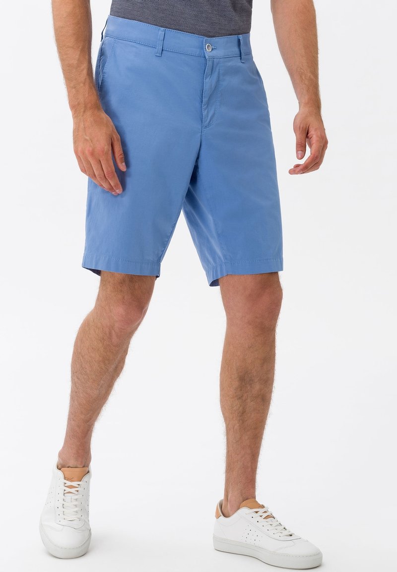 Shorts bleu clair en coton avec une texture lisse, dotés d'une fermeture à bouton, de poches latérales et d'une coupe droite.