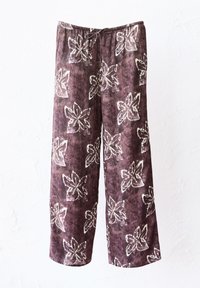 Pantaloni viola a fantasia con una vestibilità ampia, caratterizzati da un motivo floreale bianco e rosa chiaro, realizzati in un tessuto morbido e testurizzato. Vita elastica.