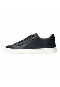 Marineblauwe lederen sneakers met een gladde afwerking, ronde neuzen, witte rubberen zool en een vetersluiting met zes oogjes. Subtiele stikselaccenten langs de zijkanten.