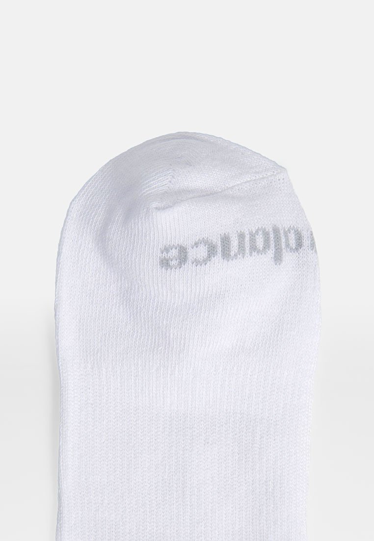 Calcetín de algodón blanco con una textura suave, que presenta un ligero patrón acanalado y un logo gris impreso cerca del puño.