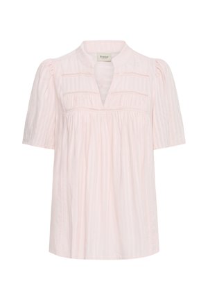 Blouse rose clair avec manches courtes bouffantes, une encolure en V, des détails en dentelle sur la poitrine et des rayures verticales discrètes.