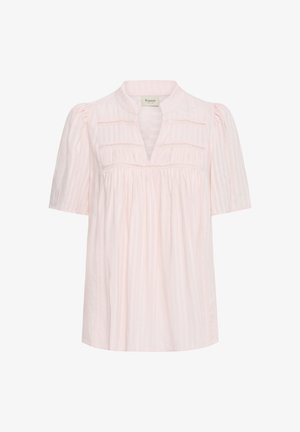 Svetloružová blúzka s krátkymi nafúknutými rukávmi, výstrihom do V, čipkovaným lemovaním cez prsia a jemnými vertikálnymi pruhmi.