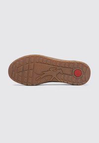 Suela de zapato de goma marrón con un patrón de textura en la suela y un acento circular rojo. Logo visible, que presenta una figura estilizada.