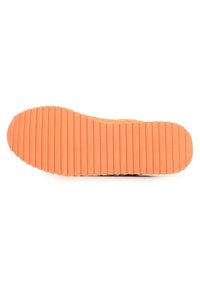Schoenzool met verticale ribbels, gemaakt van rubber. De kleur is oranje met een gestructureerd oppervlak en afgeronde rand. Vlak ontwerp voor grip.