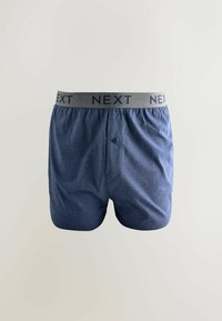 Pánske boxerky tmavomodrej farby s elastickým pásom v sivej farbe s logom "NEXT". Vyrobené z jemného materiálu, majú zapínanie na gombík vpredu a voľný strih.