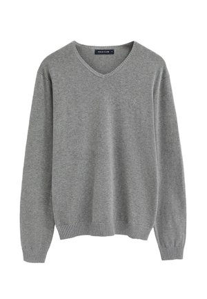 Maglione grigio a collo a V con maniche lunghe, polsini e orlo a coste, con un logo ricamato sottile sul petto a sinistra.