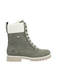Bota de tobillo verde de cuero con collar de punto blanco, cordones en la parte delantera, suela de goma beige, interior acolchado y ojales metálicos para los cordones.