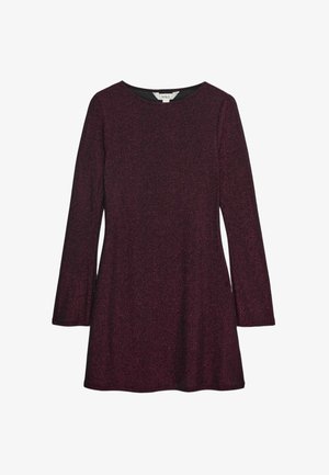 Vestido de manga larga en burdeos profundo con un sutil brillo. Presenta un escote redondo y una silueta acampanada. Tejido suave y texturizado.