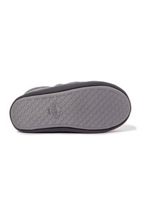 Zapatilla gris con una suela de goma texturizada, forma redondeada y parte superior de tela acolchada. Presenta un sutil patrón de corazones en la parte inferior.