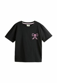Svart bomull T-shirt med korta ärmar, med en rosa rosett-design på vänster bröst, rund hals med en rosa innerkant.