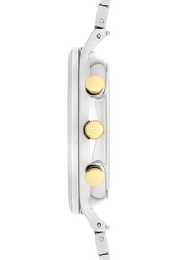 Montre argentée avec un boîtier rond, trois boutons dorés, et un bracelet à maillons poli. Présente une texture métallique lisse.