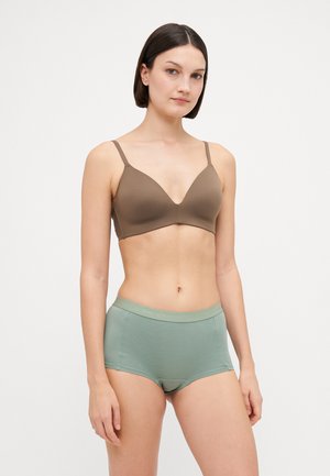 Bruine draadloze bh met een gladde afwerking en verstelbare bandjes, gecombineerd met mintgroene boyshorts met een comfortabele tailleband.