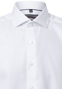 Camicia bianca con un motivo testurizzato, vestibilità moderna e colletto classico. Caratterizzata da bottoni in plastica trasparente e un'etichetta interna con marchio.