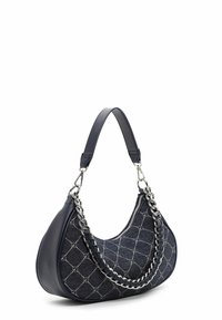 Borsa hobo in tessuto blu navy con motivo a rombi, dettagli in pelle, hardware in catena argentata e chiusura con zip.